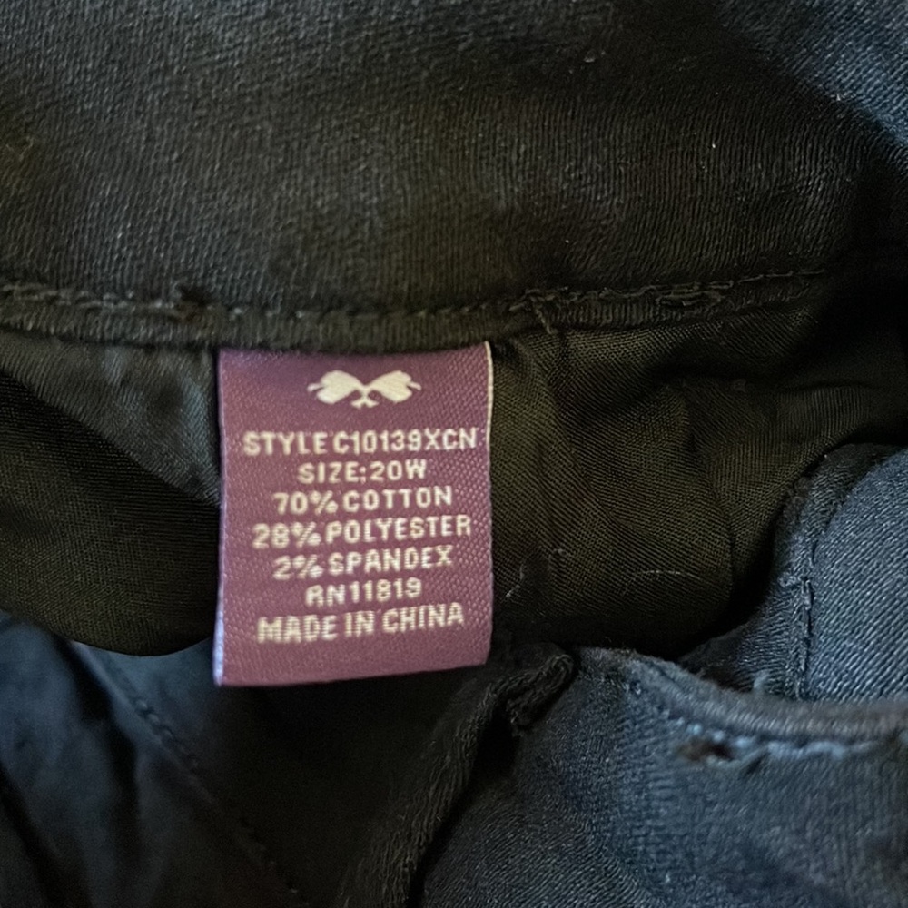 Silver Crush High Rise Black Capri - Picture 5 of 5